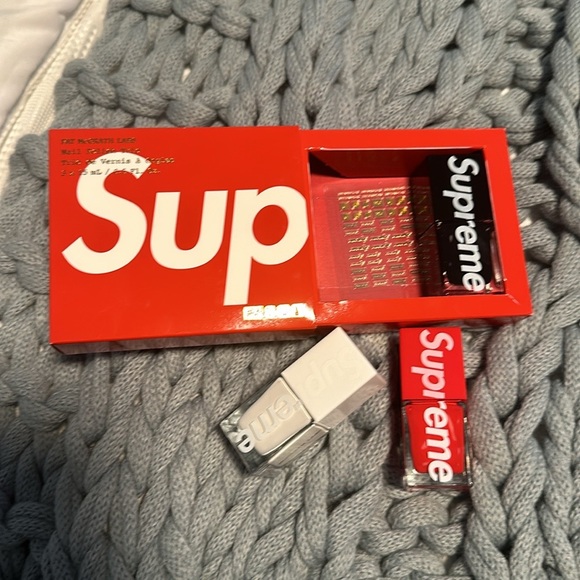 Supreme - Picture 4 of 4